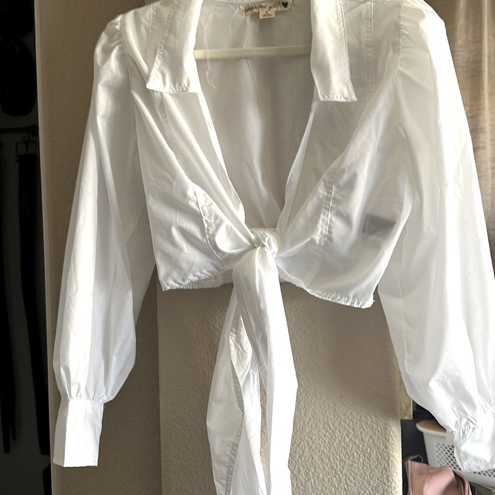 Crop long sleeve top.